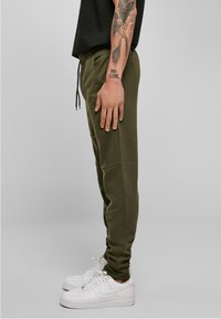 Southpole SIDE ZIPPER TECH JOGGER - Treniņtērpa apakšdaļas - olive