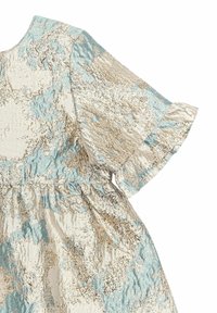 Vestito chiaro con tessuto texturizzato caratterizzato da motivi dorati e acquamarina. Maniche corte a volant e design con vita arricciata.