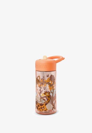 Plastik-Wasserflasche mit orangefarbenem Deckel und Griff. Auf dem durchsichtigen Körper mit strukturierter Oberfläche sind ein Giraffen- und ein Faultier-Design abgebildet.