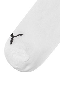 Weißer Baumwollsocken mit strukturiertem Finish, runder Zehenpartie und einem schwarzen Logo, das in der Nähe der Zehenpartie aufgedruckt ist. Keine Muster oder zusätzlichen Farben.