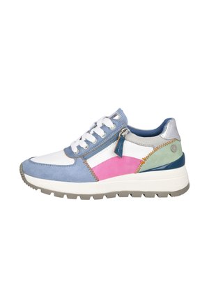 Zapatilla baja con suela blanca, ante azul, paneles rosa y verde, cordones blancos, cremallera lateral y suela exterior gris texturizada.