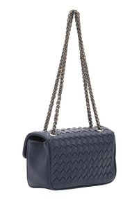 Borsa a tracolla in pelle intrecciata blu scuro con catena. Presenta una forma rettangolare e una superficie texturizzata con motivo a zigzag.