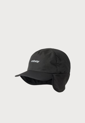 Čierna zimná čiapka s šiltom a náušníkmi, s bielym logom "obey" na prednej strane.