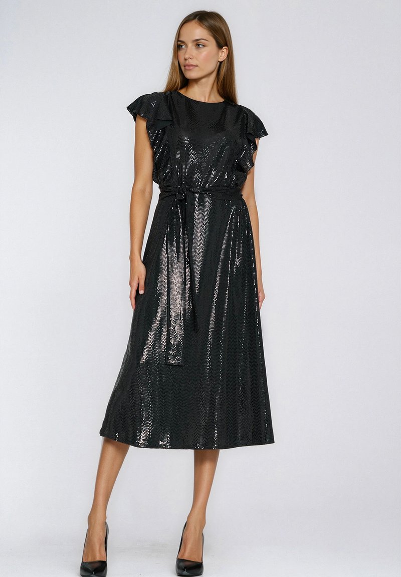 Czarna, midi sukienka ozdobiona cekinami, z falbaniastymi rękawami i wiązanym w pasie paskiem. Tkanina ma błyszczącą teksturę i elegancko opada do łydki.