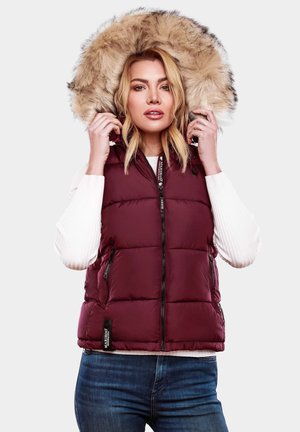 Gilet rembourré bourgogne avec une capuche en fausse fourrure. Il présente une fermeture éclair à l'avant, des poches latérales et un design matelassé cousu. Fini en tissu lisse.