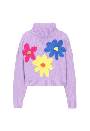 Lavendel ribbet strik turtleneck sweater med store strikkede blomster-applikationer i pink, blå og gul på forsiden.