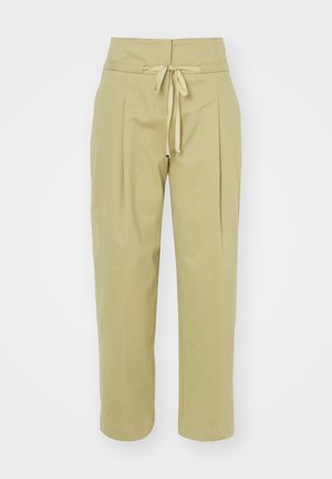 Svetlozelené bavlnené nohavice s vysokým pásom, detailom na viazanie, prešitím na prednej strane a krátkym strihom. Mäkka textúra a hladký povrch.