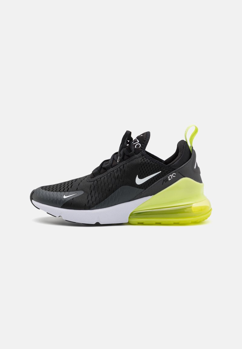 Crna atletska cipela s mrežastim gornjim dijelom, bijelim međusložem i svijetlozelenim zračnim jastučićem na potplatu. Ima crne vezice i naglaske s Nike logom.