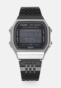Montre numérique de suivi de pas avec un affichage noir, un boîtier en acier inoxydable argenté et un bracelet en maillons métalliques noirs. Comprend une connectivité Bluetooth.