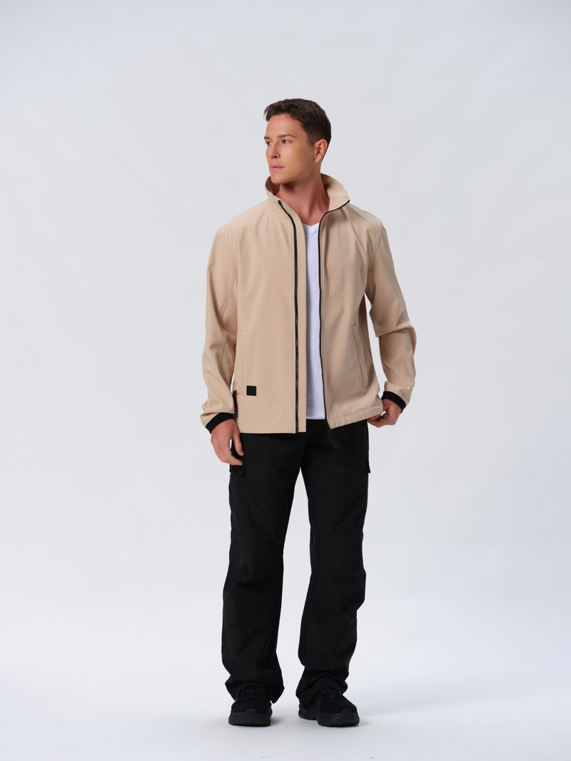 Ljusbeige lättviktsjacka med hög krage, frontdragkedja och svarta detaljer, parat med svarta byxor i cargostil. Slät textur.