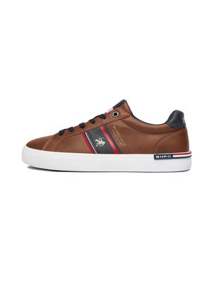 Sneaker marrone basso con lacci blu navy, suola bianca, strisce rosse e blu navy e logo Beverly Hills Polo Club sul lato.
