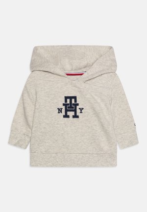 Hellgrauer Kapuzenpullover für Kleinkinder mit einem marineblauen "TH NY"-Logo auf der Vorderseite und langen Ärmeln, flach auf weißem Hintergrund dargestellt.