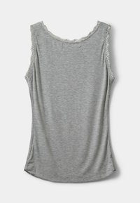 Sivi rebrasti top bez rukava s valovitom čipkastom oblogom duž izreza i otvorima za ruke. Mekana tekstura s prilagođenim oblikom i bočnim prorezima.