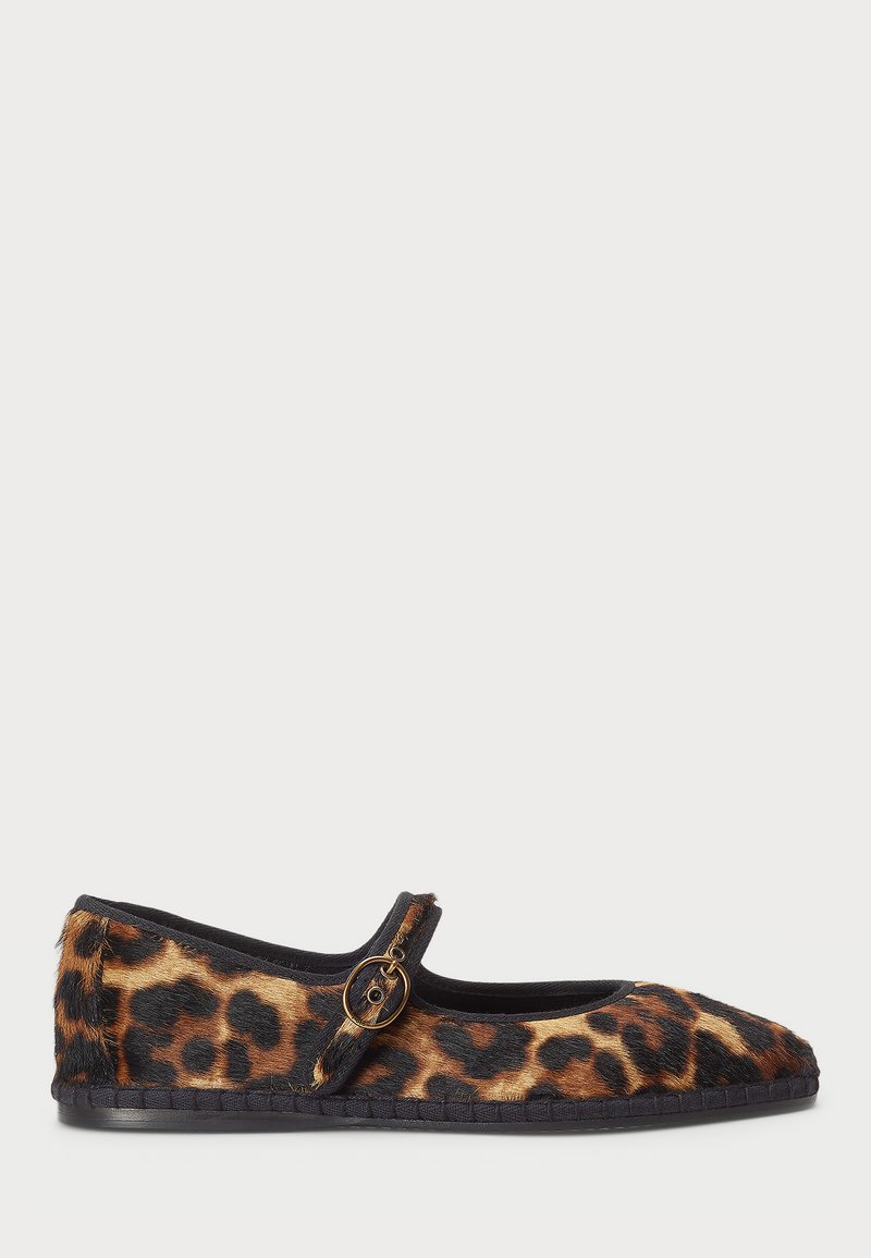 Sapatilha de padrão de leopardo com bico arredondado, textura de pelo suave, tira preta com um accento dourado circular e sola de borracha flexível.