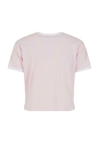 Kortermet T-skjorte i lyserosa stoff, med rund hvit krage og en løs, kort design. Glatt tekstur, enkel kant.