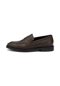 Mocassino in pelle marrone con finitura liscia, punta arrotondata e una piccola fascia decorativa. Presenta una suola in gomma nera e cuciture a contrasto.