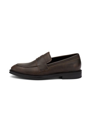Mocassino in pelle marrone con finitura liscia, punta arrotondata e una piccola fascia decorativa. Presenta una suola in gomma nera e cuciture a contrasto.