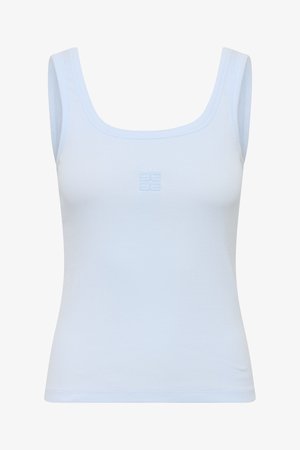 Gaiši zils ribots tops ar platiem lencēm un nelielu reljefisku ģeometrisku logo centrā zem apkakles.