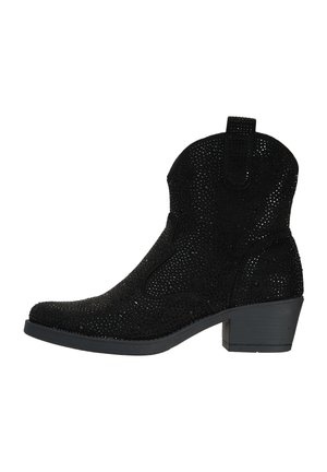 Botte de cowboy en suède noir avec un motif perforé, bout pointu, talon bas empilé et une languette sur la tige pour un enfilage facile.
