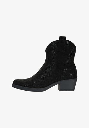 Botte de cowboy en suède noir avec un motif perforé, bout pointu, talon bas empilé et une languette sur la tige pour un enfilage facile.