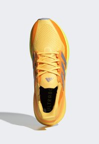 adidas Performance ULTRABOOST 5 - Katujuoksukengät - spark   halo silver   lucid lemon