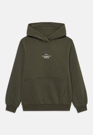 Olivengrønn hettegenser med frontlomme, elastiske mansjetter og liten svart Nike-logo med hvit tekst på brystet.