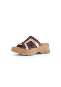 Sandalo piattaforma in pelle marrone con strisce metalliche dorate e beige, design open toe e suola in legno arrotondata.