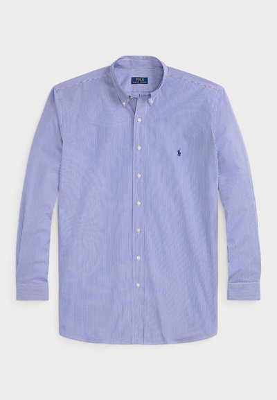 Chemise à manches longues boutonnière rayée bleu clair et blanche. Dotée d'un col pointu, d'un logo sur la poitrine et de poignets standard. En matière coton.
