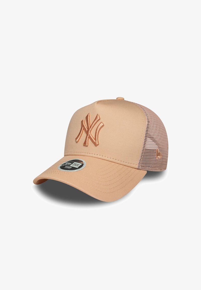 Beige Kappe mit gebogenem Schirm, Netzrücken und erhabenem gesticktem New York Yankees Logo auf der Vorderseite; verfügt über ein Markenpatch auf dem Schirm.