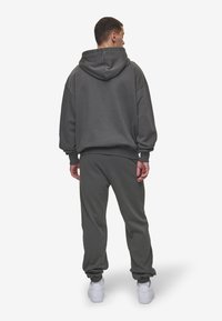 Pegador LOGO OVERSIZED HALF ZIP HOODIE - Kapucni - washed anthracite