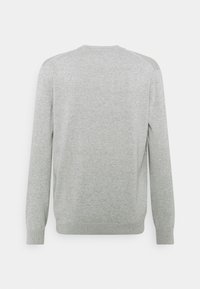 Šedý svetr s dlouhým rukávem, kulatým výstřihem a kulatými manžetami a lemem, s hladkou, měkkou texturou. Minimalistický design, bez viditelného vzoru.