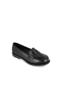 Mocasines negros de cuero liso, con puntera redondeada, correa decorativa horizontal y suela de goma baja y plana.