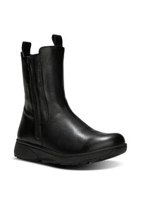 Zwarte leren enkellaars met een gladde textuur, een zijrits en een lus bovenop. Heeft een dikke zool voor comfort en ondersteuning.