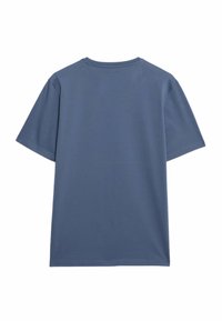 Krátký rukáv tričko v tlumené modré barvě, vyrobené z měkké látky, s kulatým výstřihem a jednoduchým designem bez ozdob.