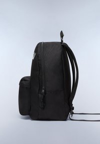 Zaino nero con un design strutturato, dotato di una tasca frontale, maniglia laterale e spallacci regolabili. Realizzato in un tessuto resistente con una texture liscia.