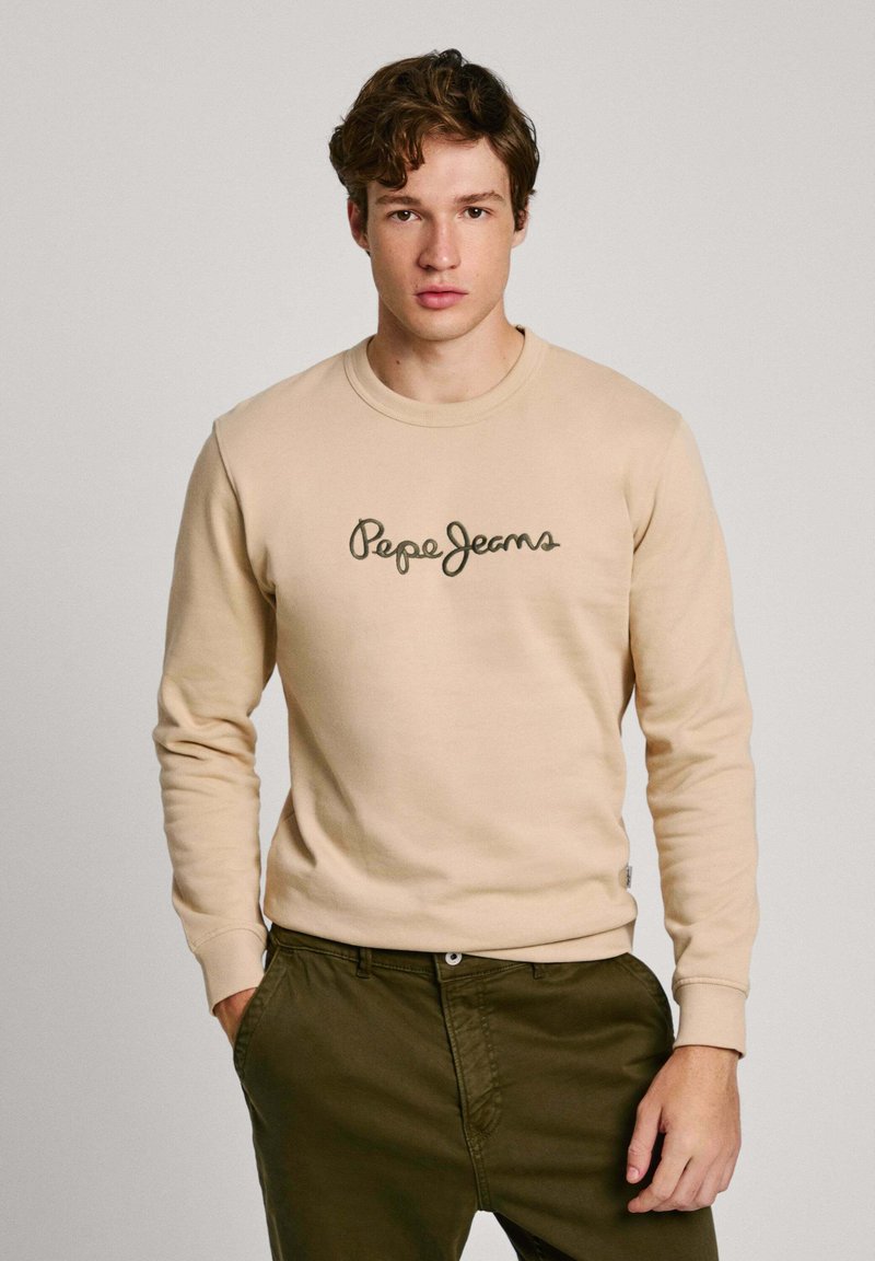 Sudadera beige de algodón con mangas largas y puños acanalados, que presenta un logo bordado en verde oscuro de "Pepe Jeans" en la parte delantera.