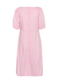 Roza bombažna obleka s kratkimi nabranimi rokavi, kvadratnim izrezom in središnjim zadrgo na hrbtni strani. Gladka tekstura in dolžina do kolen.