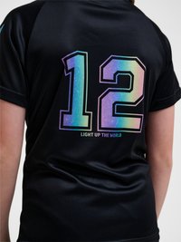Czarna sportowa koszulka z dużym, opalizującym numerem 12 i napisem „LIGHT UP THE WORLD” umieszczonym poniżej na plecach.