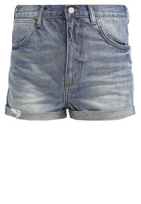 Džínové kraťasy ve světle modré barvě s vybledlým zakončením. Mají přední kapsy, pás s poutky na opasek a ohrnuté lemy s mírným třepením.