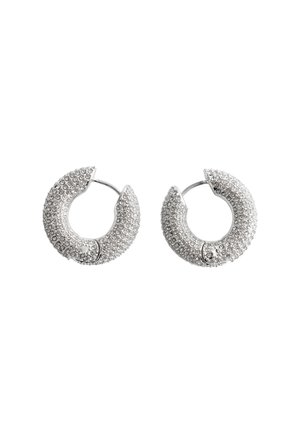 Boucles d’oreilles anneaux ton argent incrustées de petits strass clairs, avec un design texturé en demi-cercle et des fermoirs à clip.