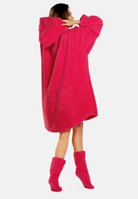 Fleecefleece hoodie-filt i klarröd, överdimensionerad design med långa ärmar, mjukt material och matchande tofflor för värme och komfort.