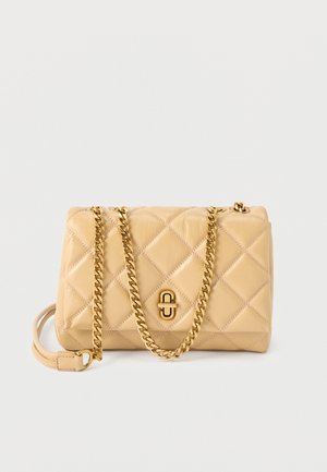 Beige gewatteerde leren handtas met gouden kettingriem en gouden-klemsluiting, tegen een effen lichte achtergrond.