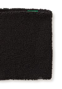 Černý fleecový nákrčník s texturovaným, plyšovým povrchem. Na jednom okraji je malá značená visačka. Obdélníkový tvar.