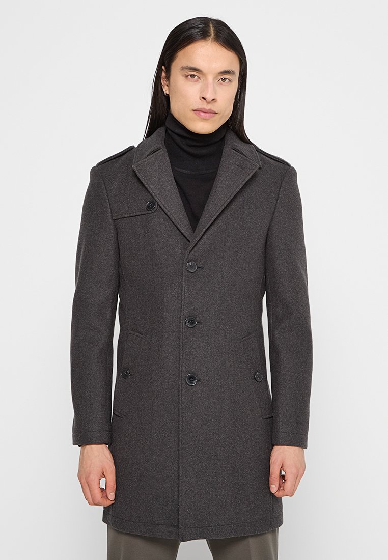 Abrigo de mezcla de lana gris oscuro con un diseño de doble botonadura, cuello de muesca y dos bolsillos frontales. Presenta botones negros y un corte entallado.