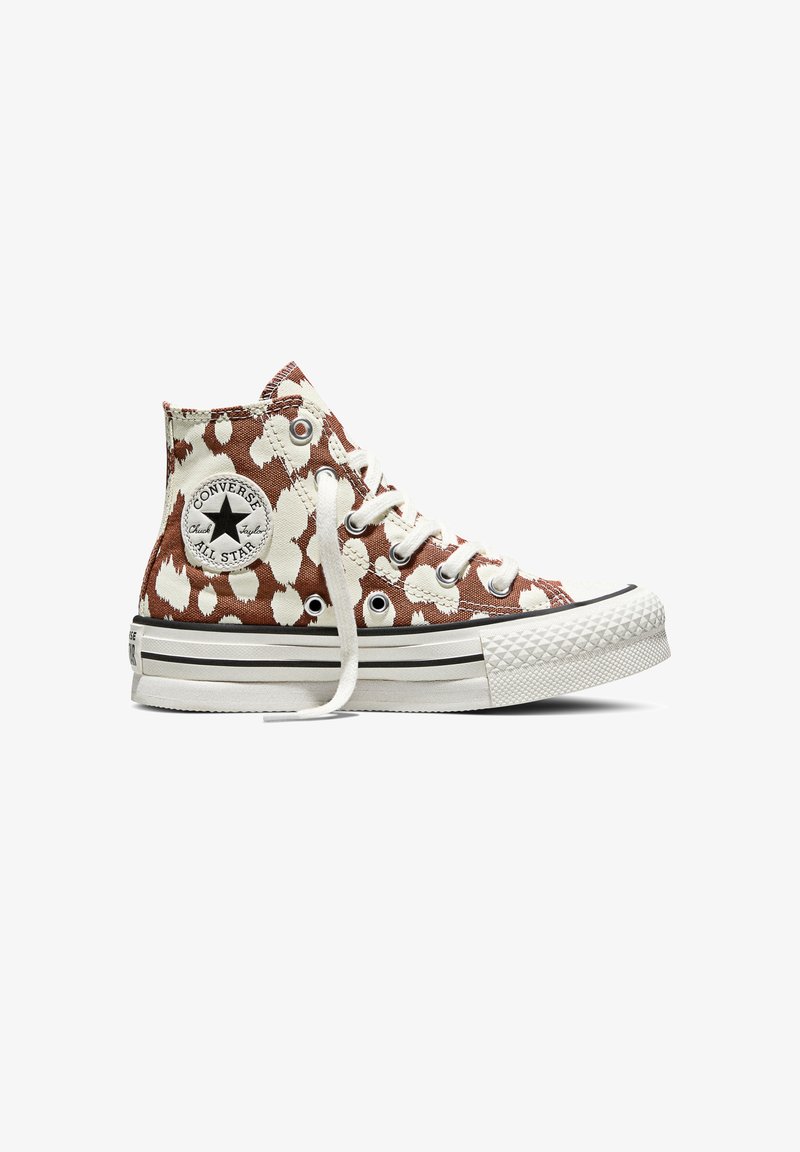 Baskets montantes Converse All Star avec imprimé animal marron et blanc, lacets blancs, et semelle en caoutchouc avec des rayures noires.