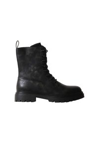 Botte de combat noire mi-mollet à lacets avec semelle épaisse en caoutchouc et languette à l'arrière sur fond blanc.