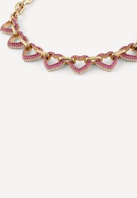 Collana in oro con maglie a forma di cuore, decorata con pietre rosa e trasparenti, creando un motivo testurizzato.