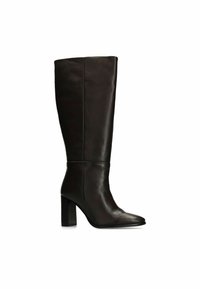 Bottes en cuir marron jusqu'aux genoux avec un bout pointu et un talon haut épais. Texture lisse avec un design élégant et ajusté.