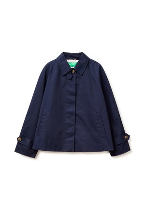 Granatowa, lekka kurtka z ostrym kołnierzem, zapinanymi na guziki mankietami, bocznymi kieszeniami oraz ukrytymi guzikami z przodu, rozłożona na płasko na białym tle.