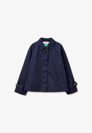 Tmavě modrá lehká bunda s špičatým límečkem, zapínáním na knoflíky na rukávech, bočními kapsami a skrytými knoflíky na přední straně, položená na bílém pozadí.